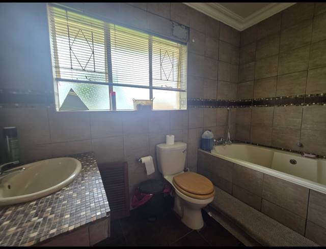 4 BEDROOM HOUSE FOR SALE IN BUYSCELIA